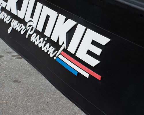 RUBBER MUDFLAP * 3D DE_LUXE * TRUCKJUNKIE / WE SHARE YOUR PASSION - 250X40